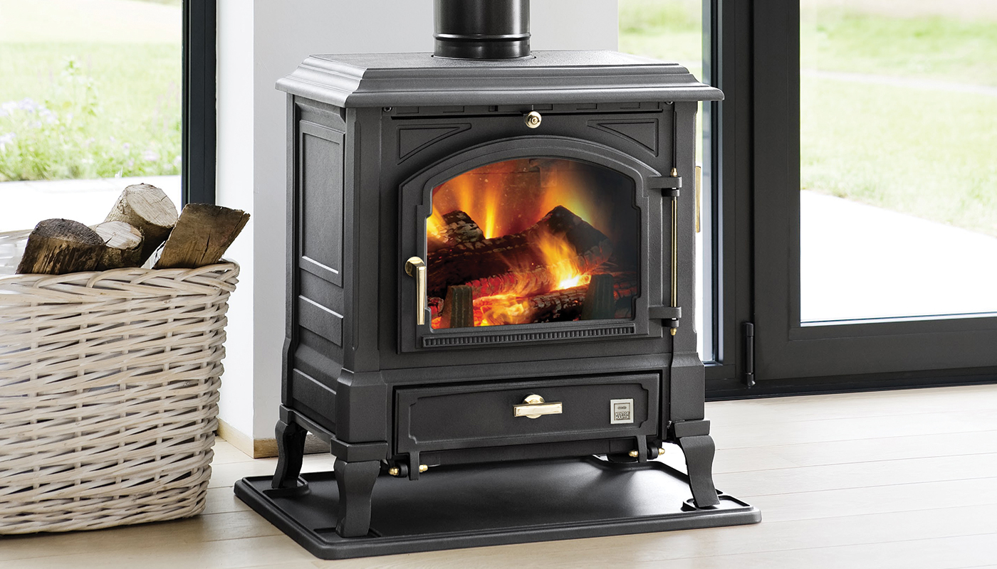 Stufa a legna classica in ghisa MANCHESTER di Hergom color nero 12,6 Kw -  ZETALINEA